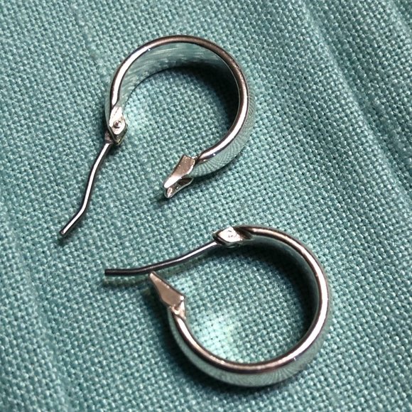 Necklace and Earrings bundled - Minimalist style - Color: Silver - 16" chain - Picture 2 of 7